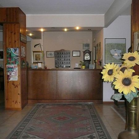 Hotel Darsena Пассиньяно-суль-Тразимено Экстерьер фото