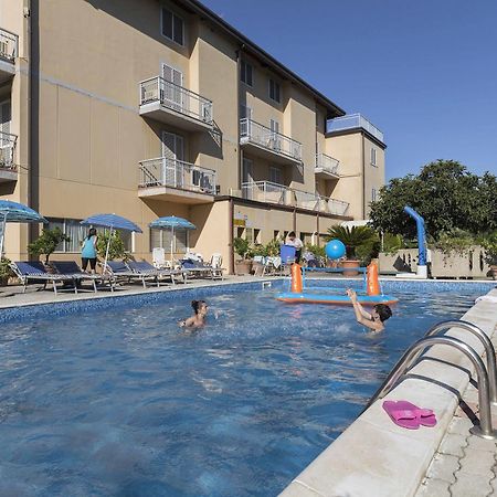 Hotel Darsena Пассиньяно-суль-Тразимено Экстерьер фото