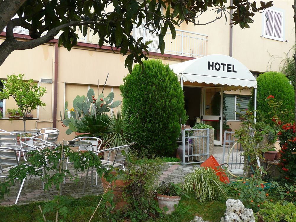 Hotel Darsena Пассиньяно-суль-Тразимено Экстерьер фото