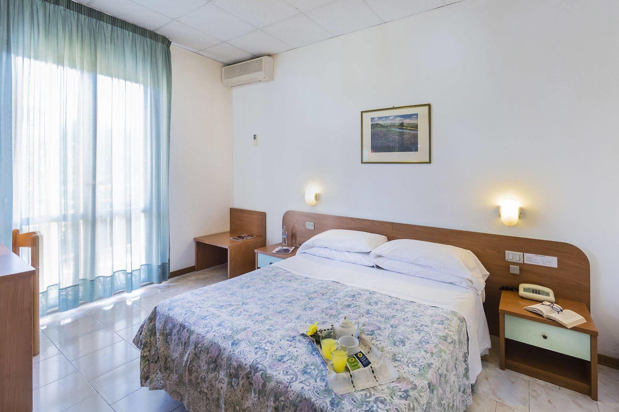 Hotel Darsena Пассиньяно-суль-Тразимено Экстерьер фото