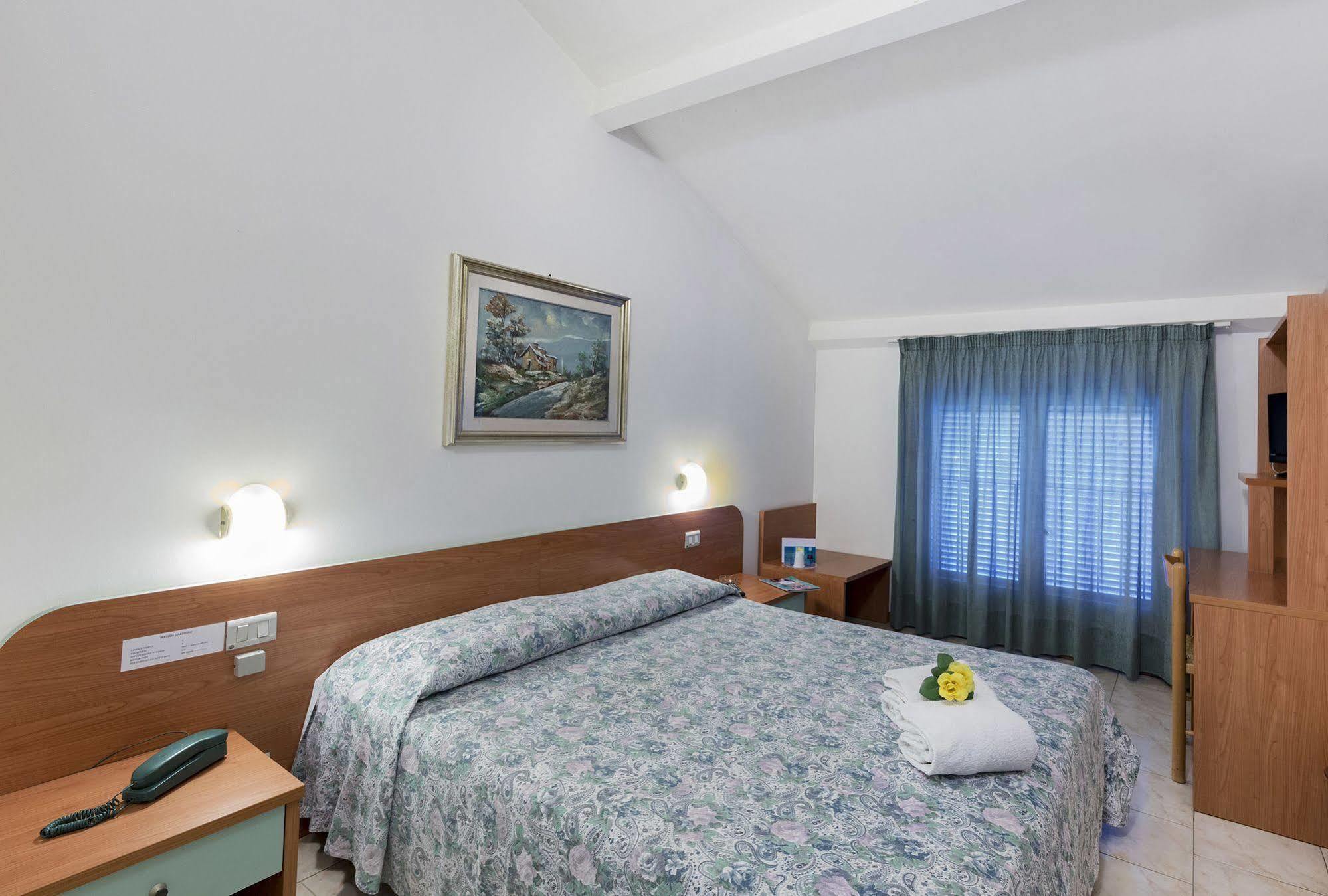 Hotel Darsena Пассиньяно-суль-Тразимено Экстерьер фото
