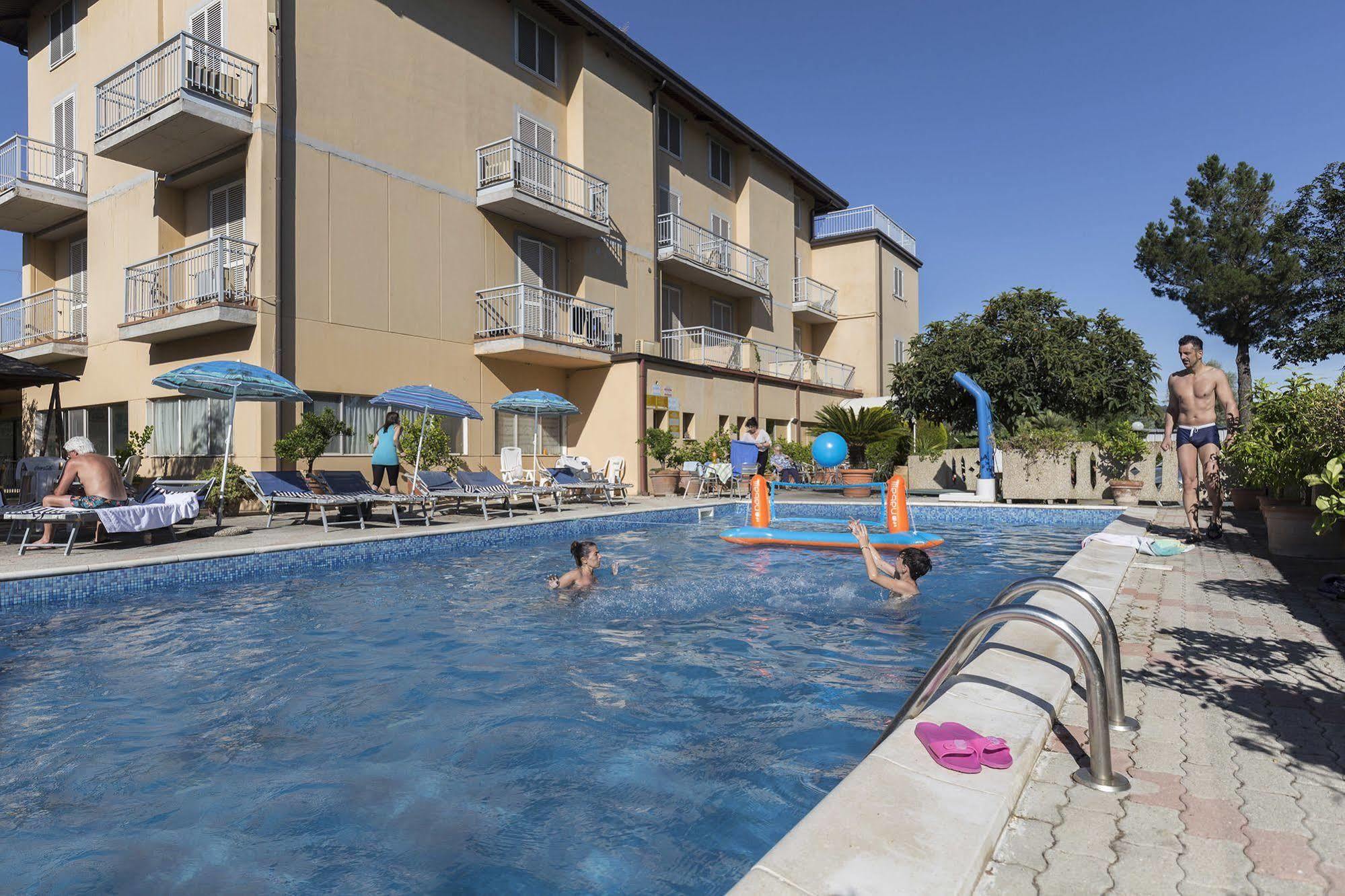 Hotel Darsena Пассиньяно-суль-Тразимено Экстерьер фото